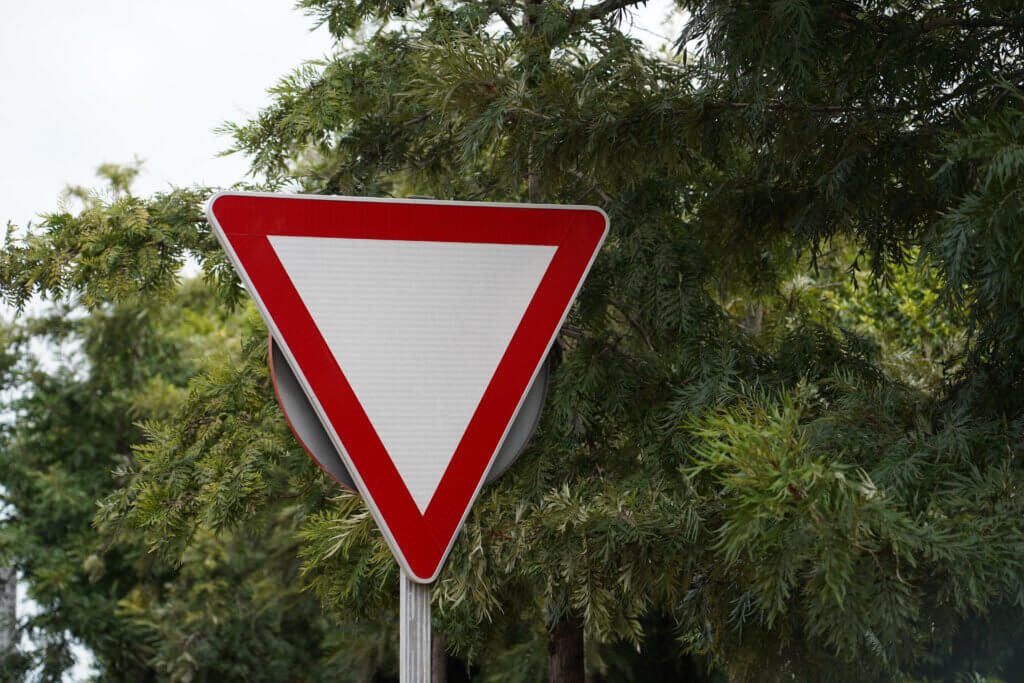 Comment commander un panneau routier Attention ? 1 view give way road sign