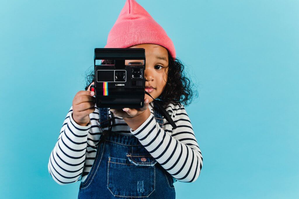 Le guide complet des meilleurs appareils photo pour enfants 1 Fillette utilise un appareil photo