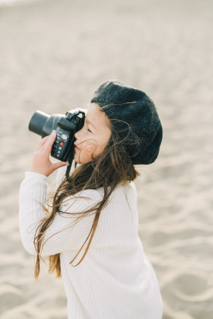 Enfant prend des photos